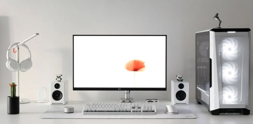 3 Minimalist Desk Setups | minimalist desk setup pic opt
